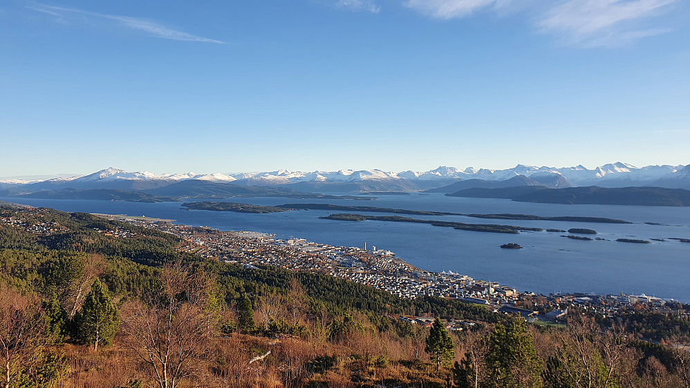 Molde, Moldeholmene, Romsdalsfjorden og Romsdalsalpene sett fra Varden