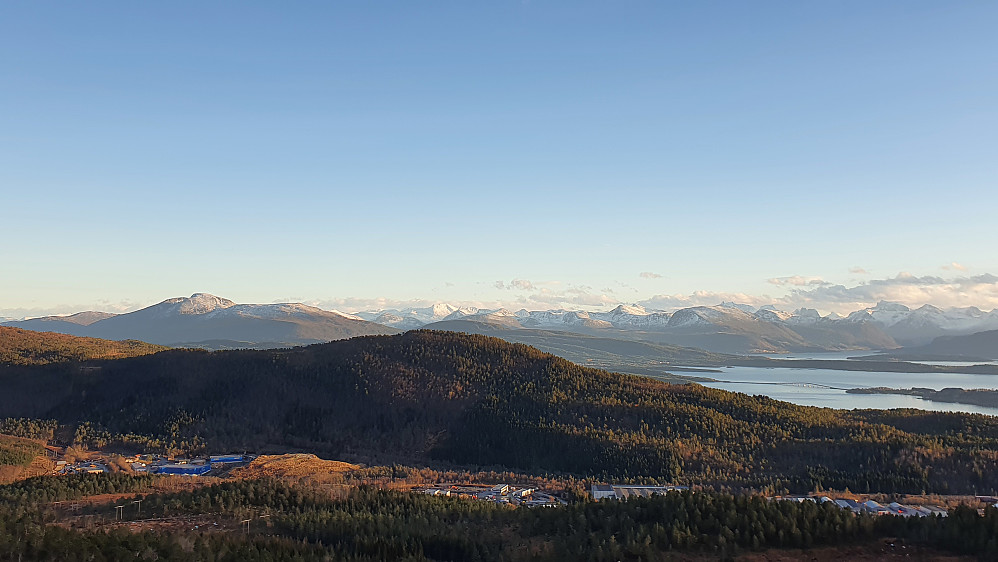Hausen foran Skåla og Romsdalsalper