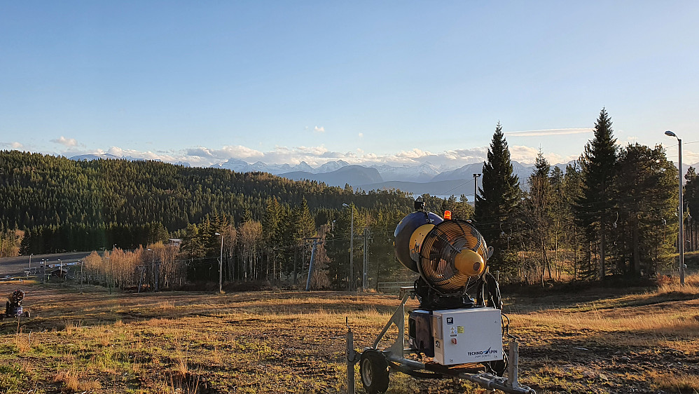 Snø-kanonene klare på Tusten