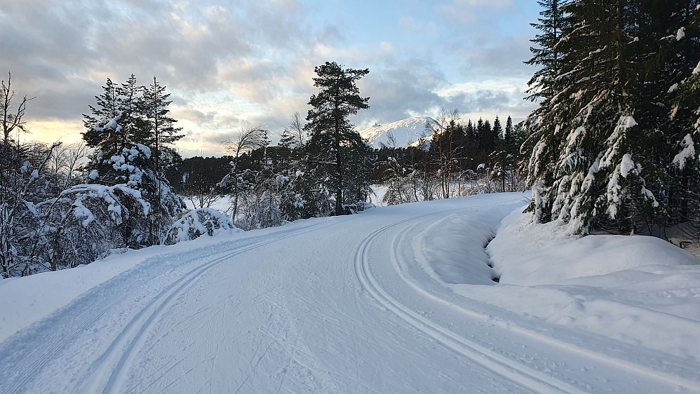 Inn i Kordalen, Tusten bak