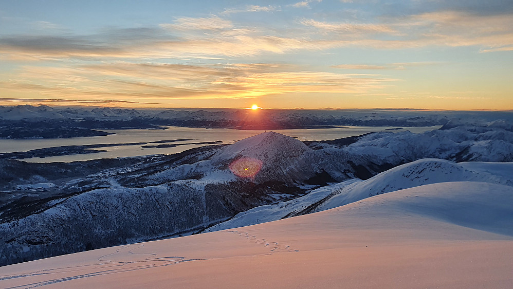 Ned mot vestbotnen på Urfjellet. Det kan være rasfare der, så dette må vurderes fra gang til gang.