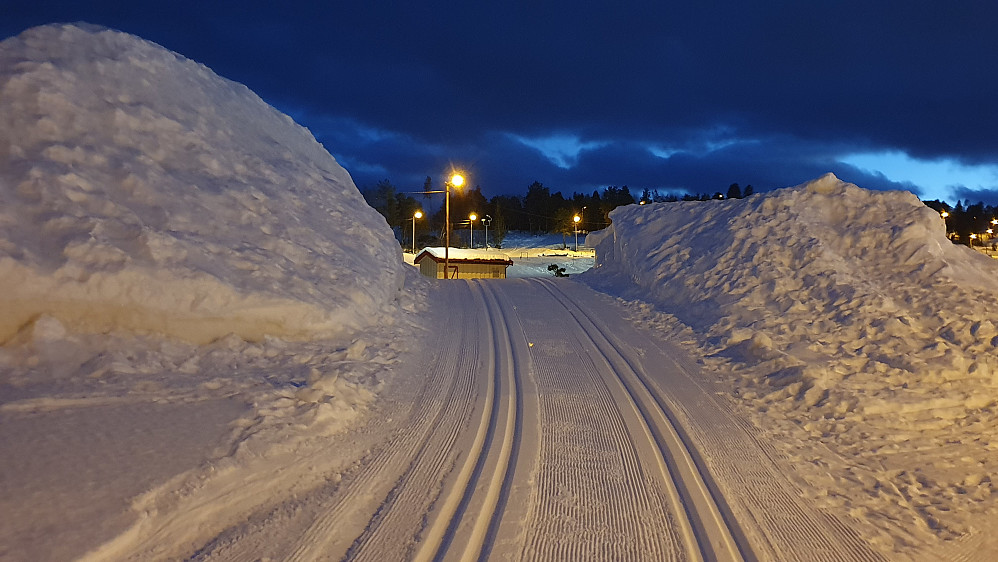Artig trasé gjennom kunstsnøfjell til runderenn for barna i kveld