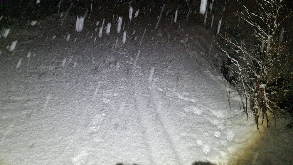 Snøkave, med tung bløt snø mye av turen. Her i Liavegen mot Kvam.