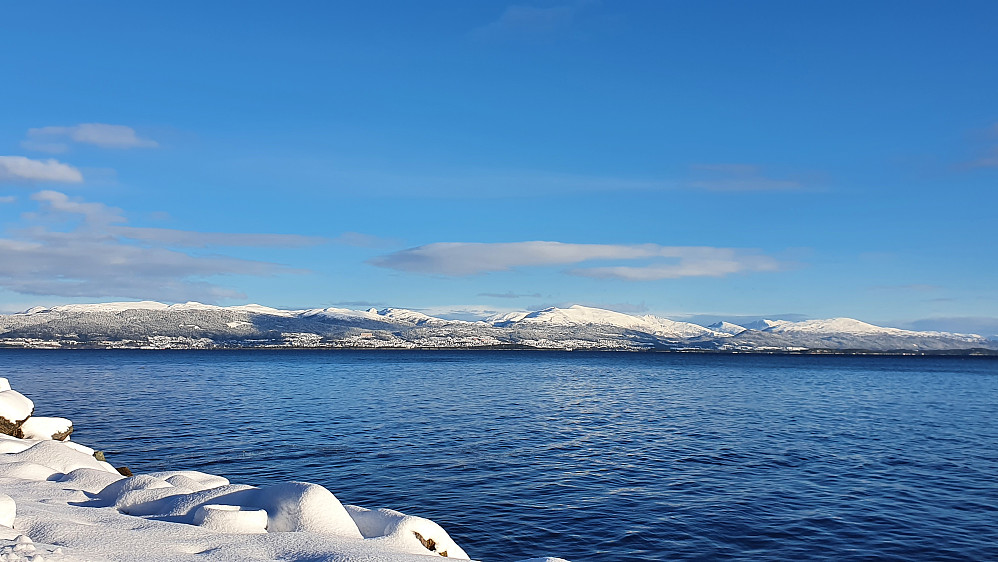 Venter på ferje på Furneset, og skitur frister i finværet.