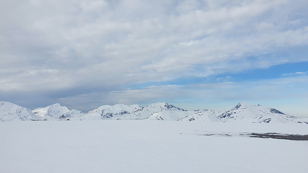 Utsikt fra Raudheia - mot bl a Urfjellet, Bjørnen, Luten og Sørtussen