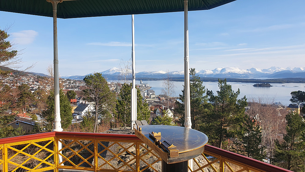 Dagens utsikt fra paviljongen på Rekneshaugen