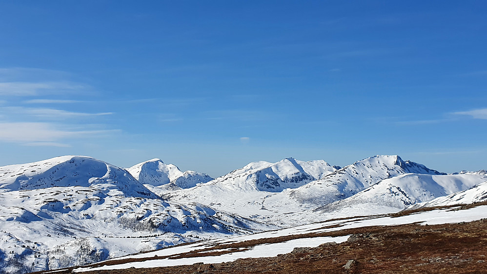 Mot bl a Maifjellet, Urfjellet, Bjørnen og Luten 