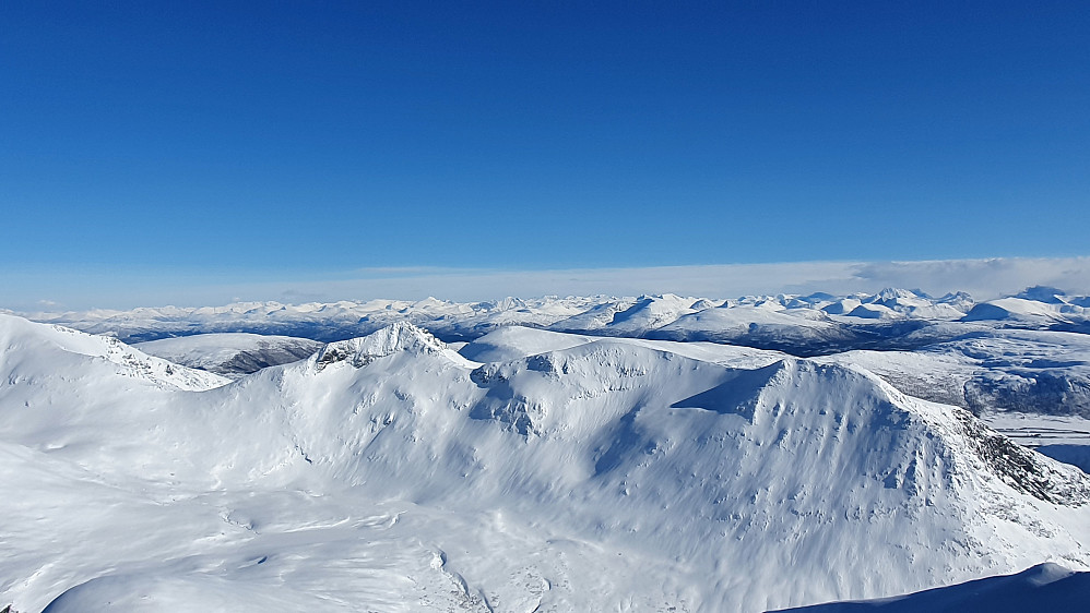 På toppen igjen, Bjørnen og Lønsetfjellet midt i bildet