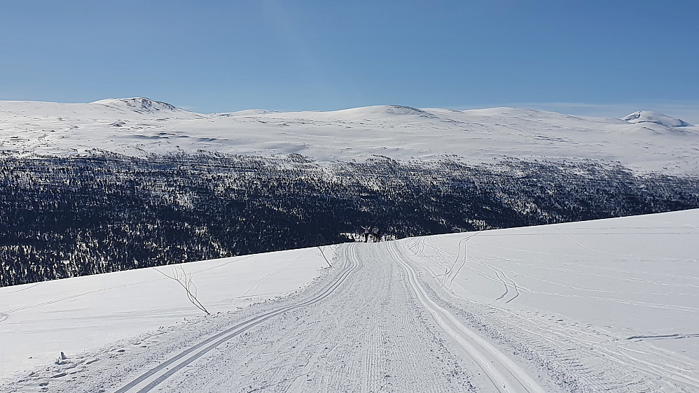 Det bratner til ned mot bygda 