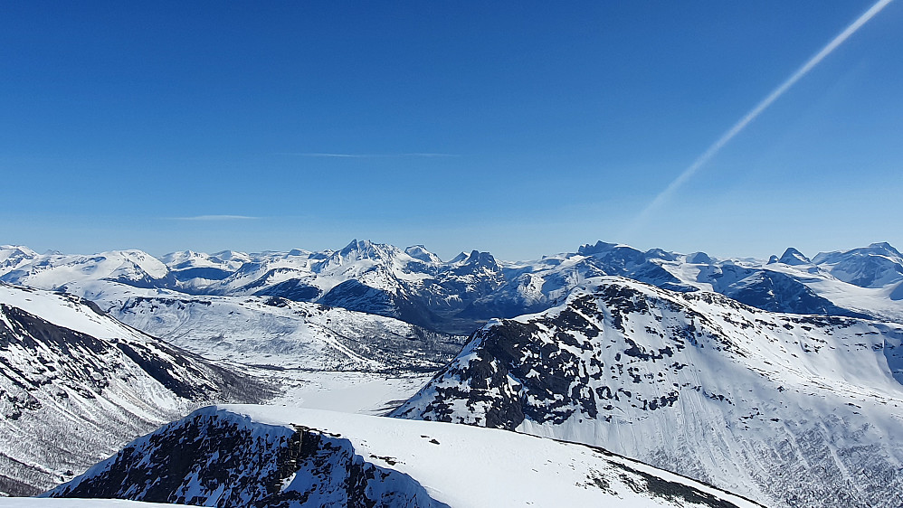 Mektig utsikt på toppen. Vengetindene, Romsdalshorn og Trolltindene midt i bildet. 