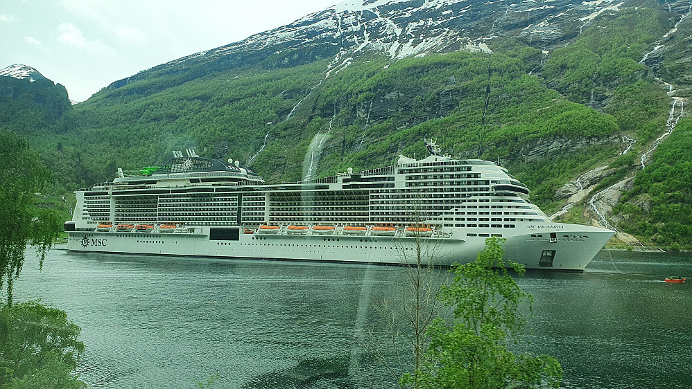 Gedigen cruise-båt i Geiranger - MSC Grandiosa, med smått utrolige ca 8000 personer om bord (6300 passasjerer og 1700 besetning)