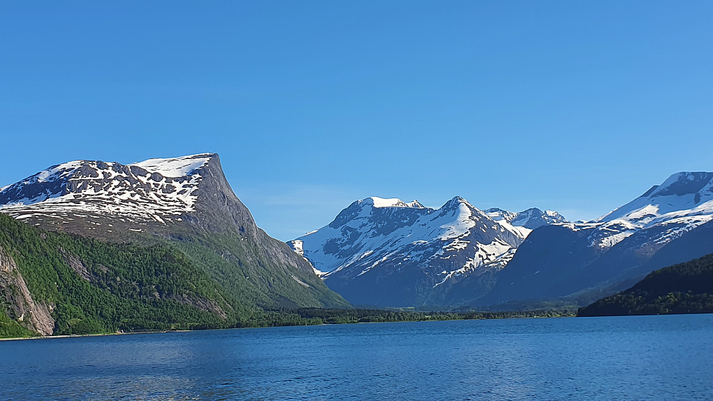 Stopp langs Eresfjorden. Sjøvdøla ruver midt i bildet.