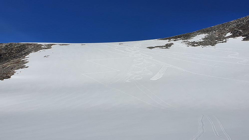 Fortsatt mye snø i bakken ned mot breen