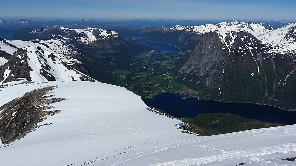 Ned mot Eikesdalsvatnet, Øverås og Eresfjord