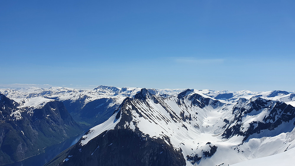 Hoemtind ruver midt i bildet