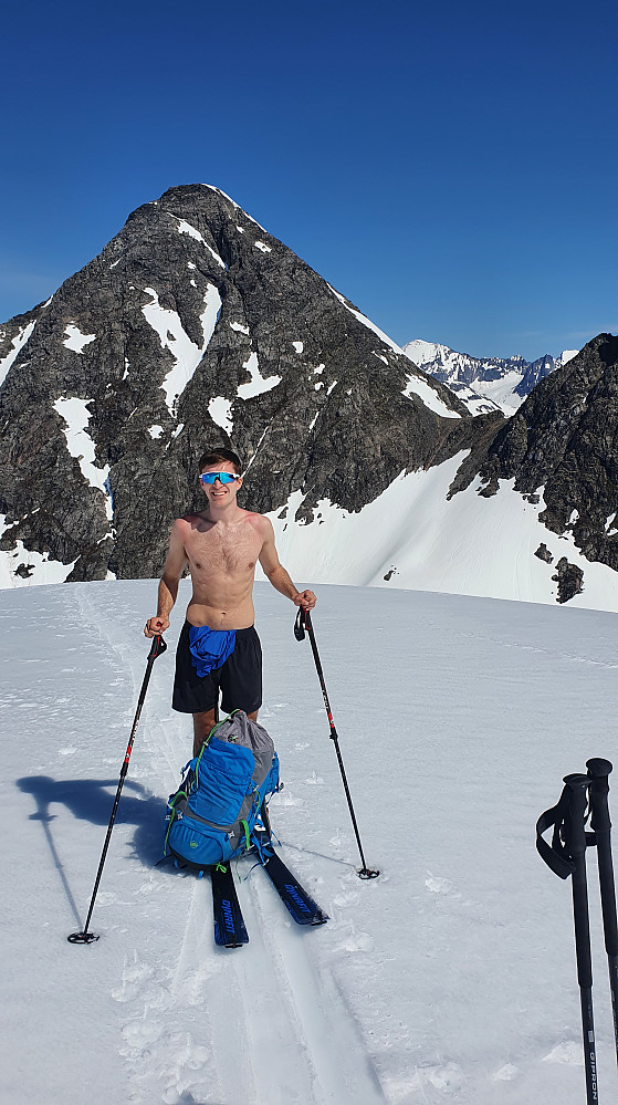 Oppe på ryggen over navnløst vann 1014 moh. Bak Nebba.