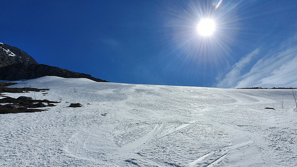 Deilig snø ned fra Røndalskardvatnet