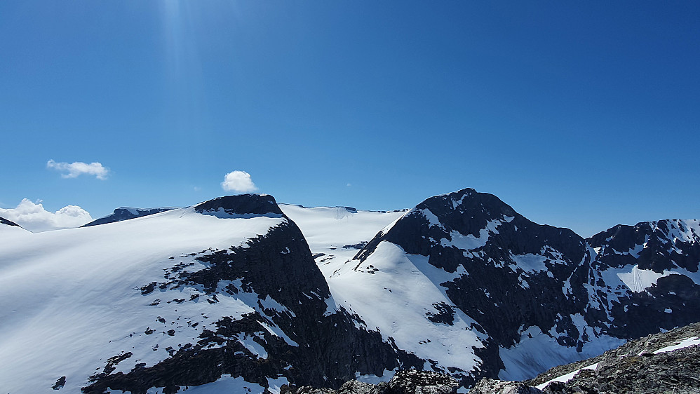 Søre, Store og Vestre Småholtinder (fra Søraustre Småholtinden) Bak troner Storfjellet.