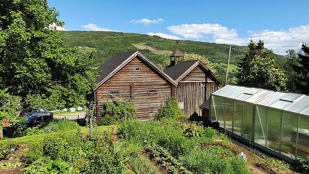 Litt av urtehagen bak Bugangen og Stabburet på Nygaard