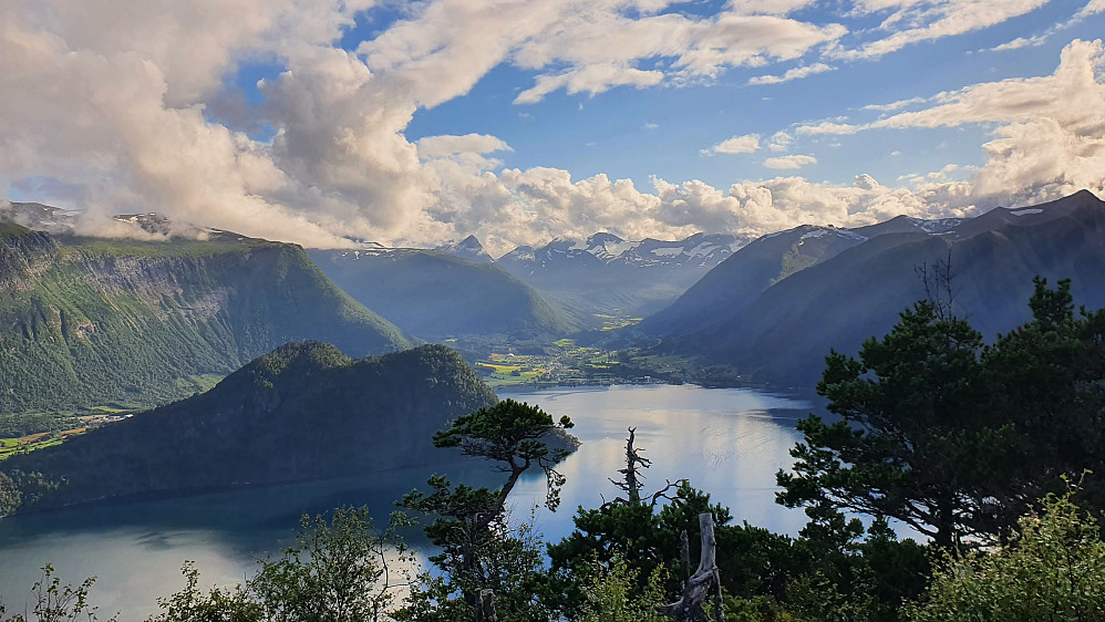 Mot Måndalen fra hovedtoppen 