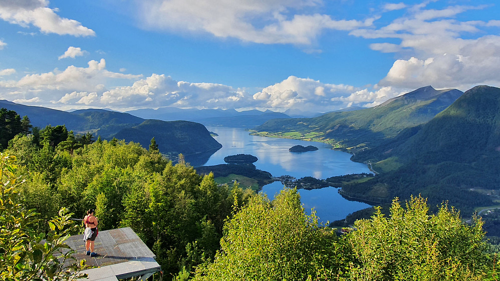 Flott utsikt mot Rødvenfjorden og Holmemstranda fra første topp (masta)