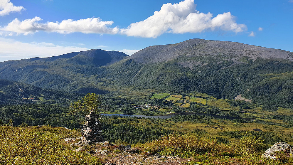 Mot Skaret, Julskardtind og Urfjellet