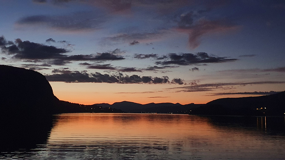 Kveldslys ved Rødvenfjorden på veg til Molde 