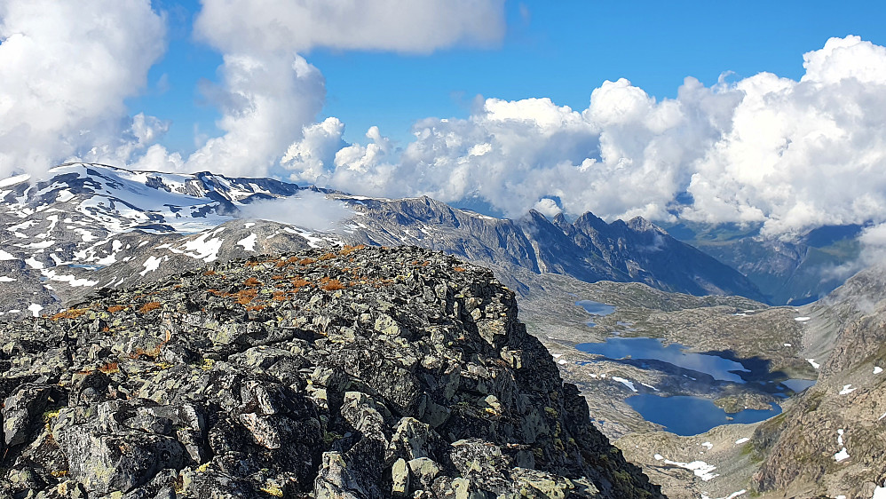 På Vestre Rangåtind - Morgådalstindene til høyre