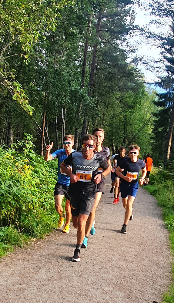 Arne i fint driv opp Varden opp. Springer imponerende bra tross alle skader/vondter.