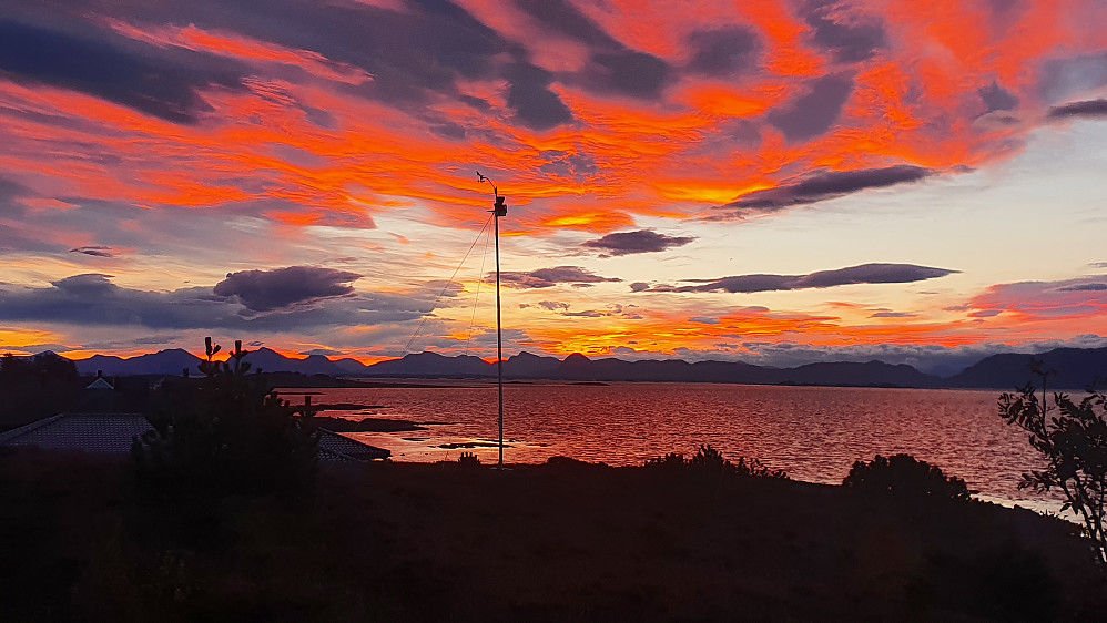 Morgenlys på høyeste punkt på Finnøya