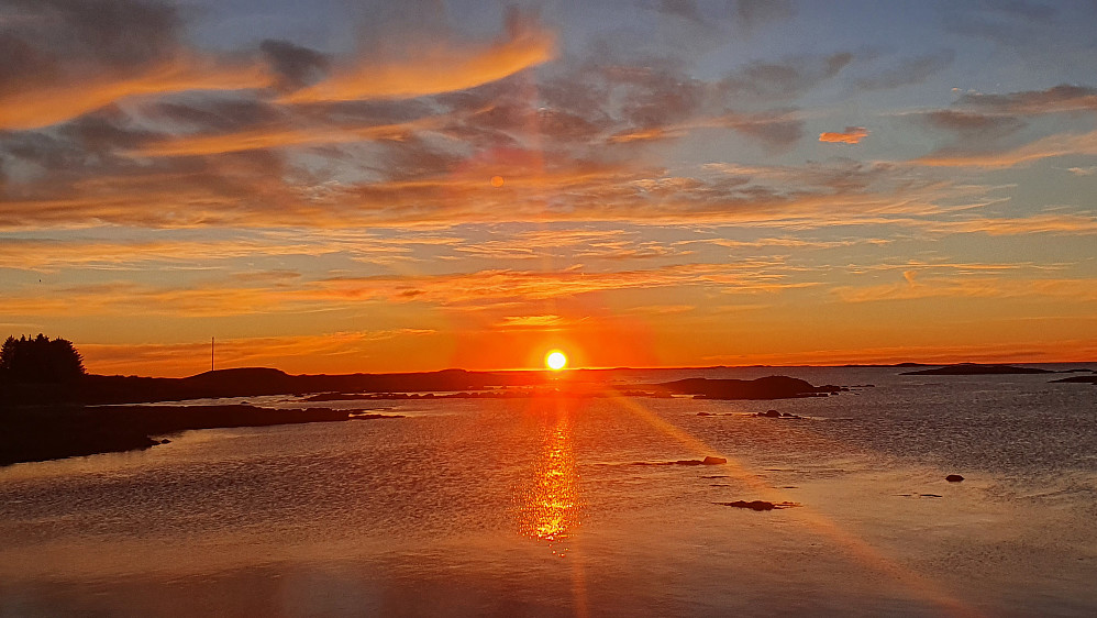 Solnedgang på Finnøy havstuer