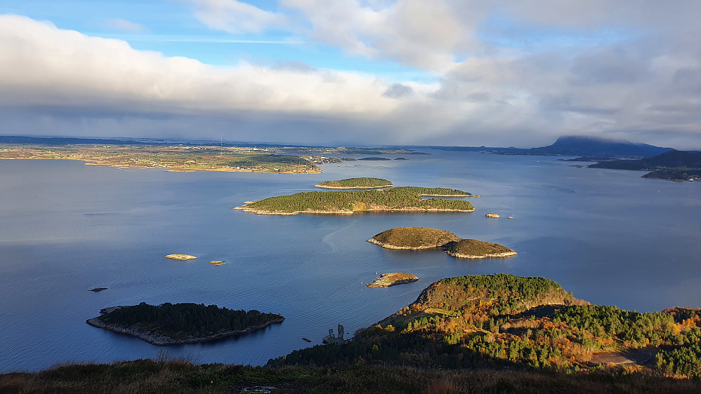 Fin utsikt mot Kjerringsundet/Aukra på hele turen, her fra Holten. Delte meninger om å bygge veg over øyene.