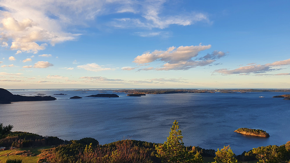 Utsikt mot Kjerringsundet og Gossen fra Stor-Julaksla