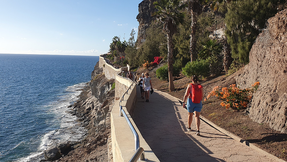 På den flotte promenaden mellom Puerto Rico og Amadores