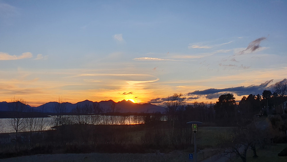 Solnedgang i Myrvegen