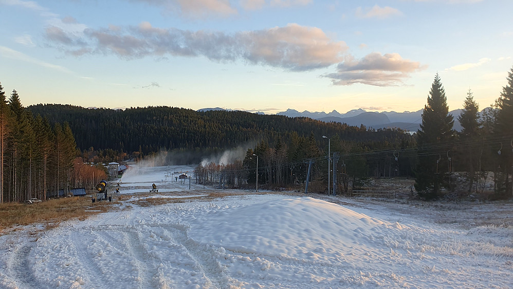 Snøkanonene i gang på Tusten :-)
