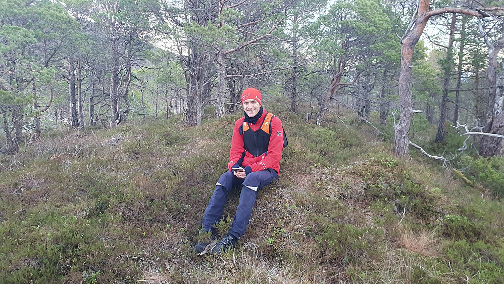 Arne på Hatlehaugen. Alltid noen rare toppbestigninger på tur med faren :-) Hatlehaugen ble siste landfaste pf30 topp i Hustadvika kommune for undertegnede. Kun 5 stk småholmer mangler (99 av 104). Siste Romsdalshalvøya pf30 vest for Fursetfjellet forøvrig.. (236 av 271)