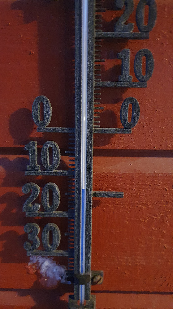 Minus 14 i Myrvegen i dag tidlig.. Minus 16 på parkeringen på Tusten.
