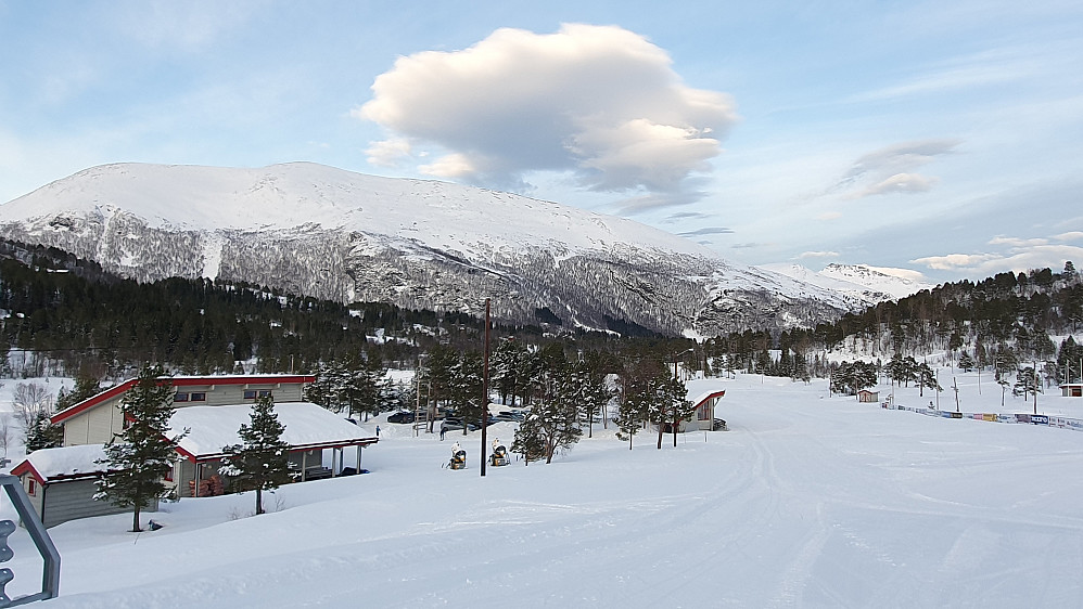 Skaret skistadion og Urfjellet (besteget for 54. gang dagen før, 45 av dem på ski).