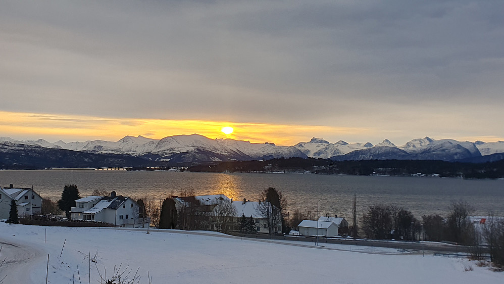 Fin morgen i Myrvegen, skitur på Skaret frister. Moro å gå på langrennski for tiden. 