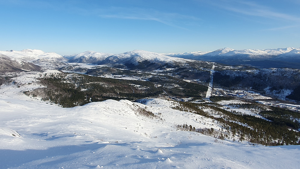 I Østfjella, Maifjellet og Lønsetfjellet bak