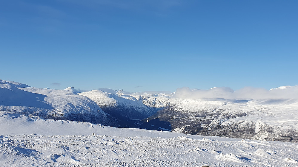 Mot Romsdalen fra nordtoppen