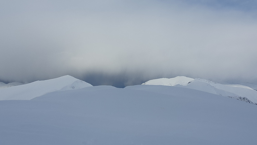 Snøskur på Eide bak Kvannfjellet og Luten 