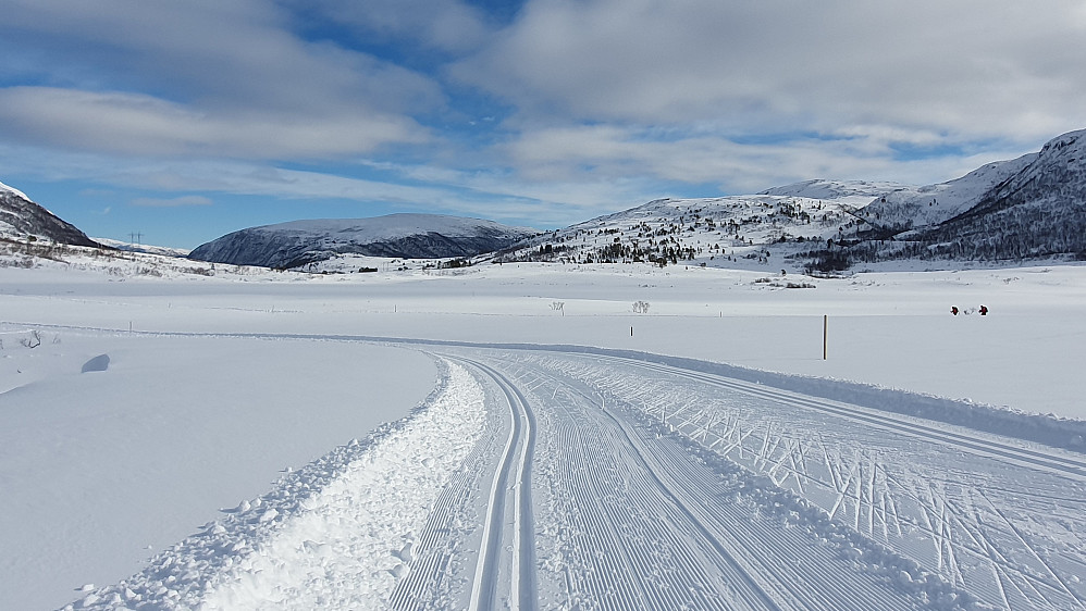 Vassdalen - mot Raudheia og Nordre Kloppafjellet