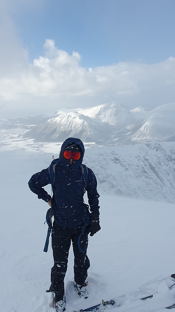 Snøskur og kuling på toppen