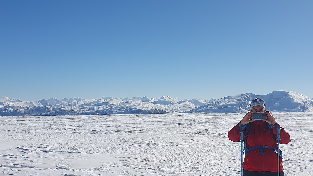 På høyeste punkt, mot Romsdalsalper og Skåla.