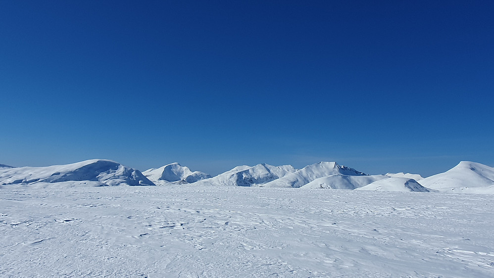 Mot bl a Maifjellet, Urfjellet, Bjørnen, Luten og Sørtussen