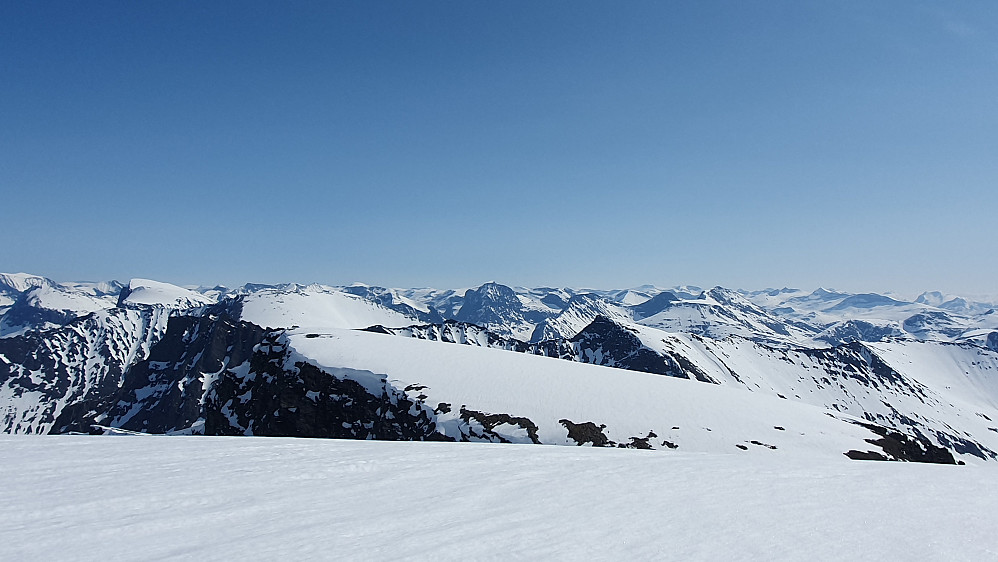 På Storbua (dagens høyeste topp), Månvasstinden nærmest.