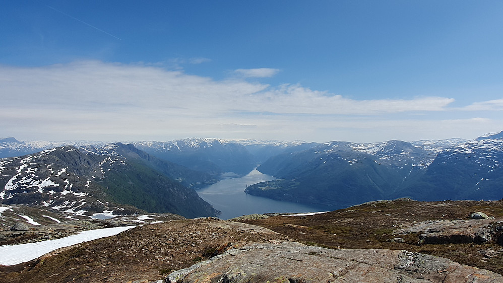 Hardangerbrua skimtes der nede, Hardangerjøkulen helt bak i horisonten