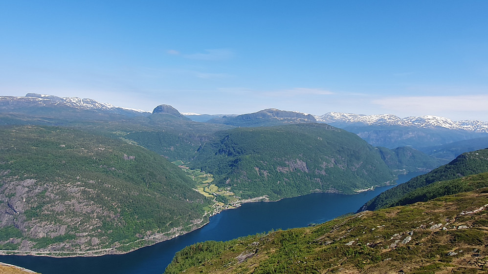 Utsikt fra Rindarnuten. Granvinfjorden og Folkedal langt der nede, Skamdalshorgi litt spesiell topp bak.